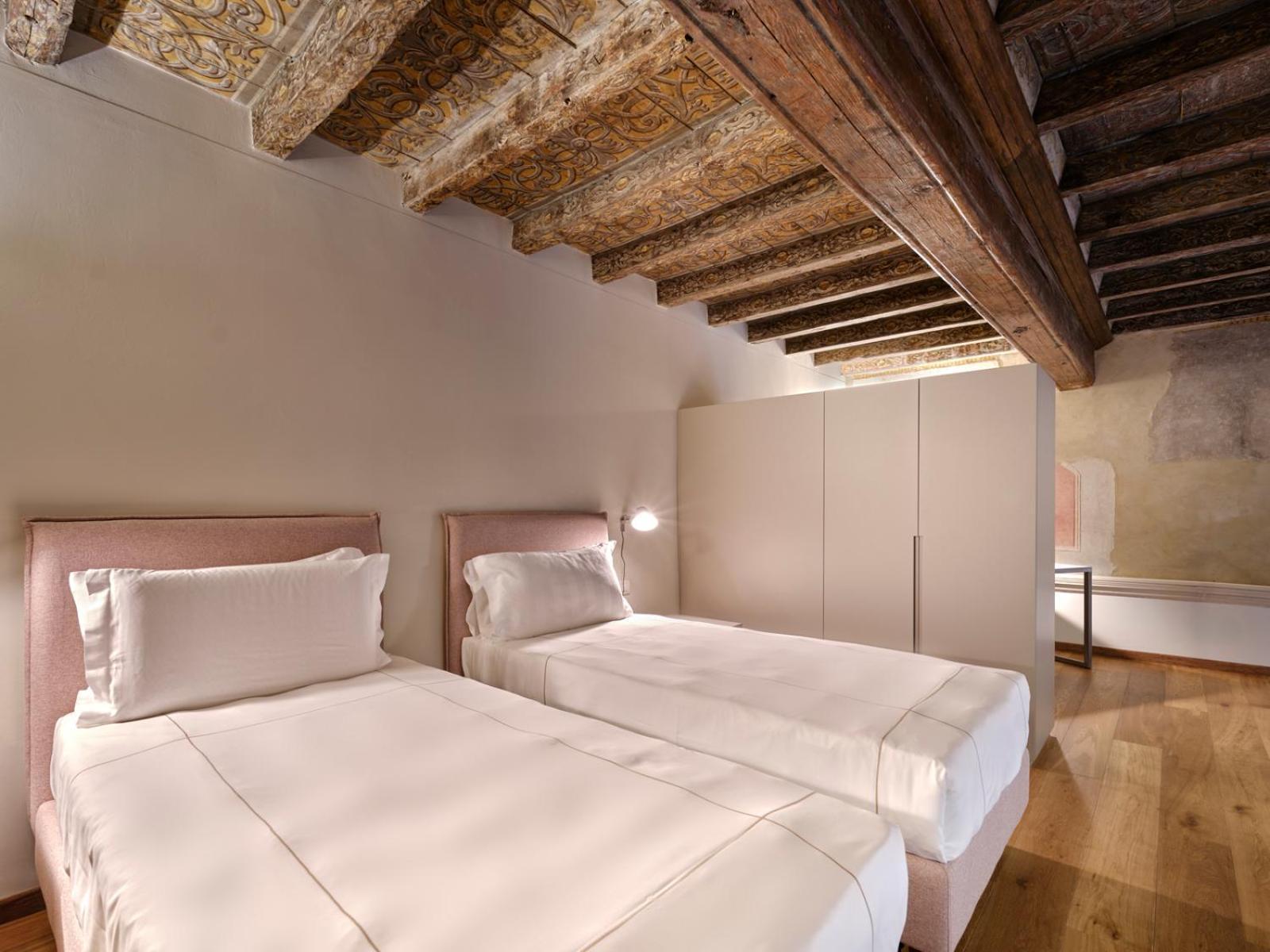 Palazzo Del Carretto-art And *